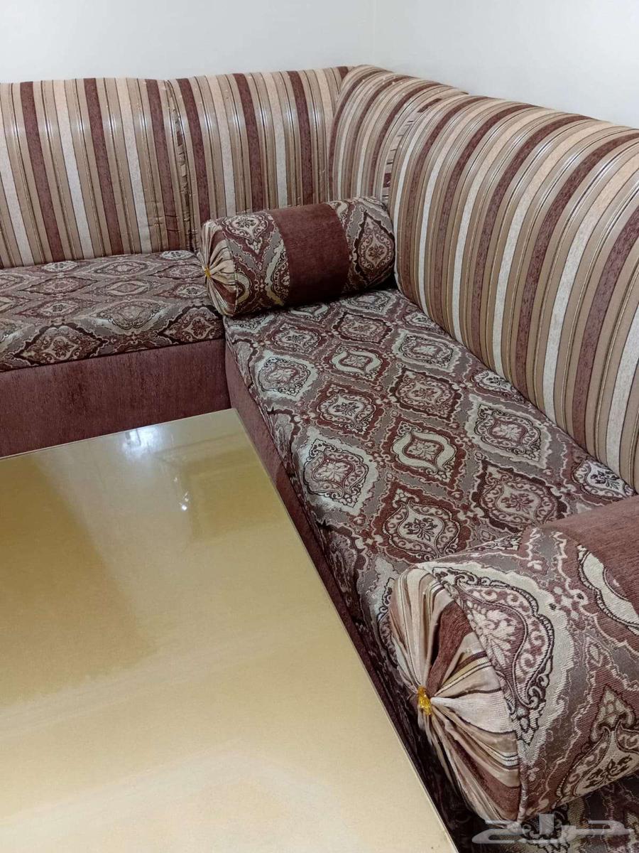 كنب نظيف للبيع مع الطاولة والسجادة63720483223938110