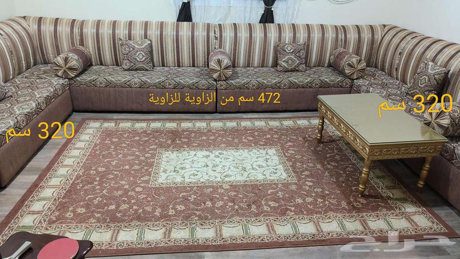 كنب نظيف للبيع مع الطاولة والسجادة63720483223938112