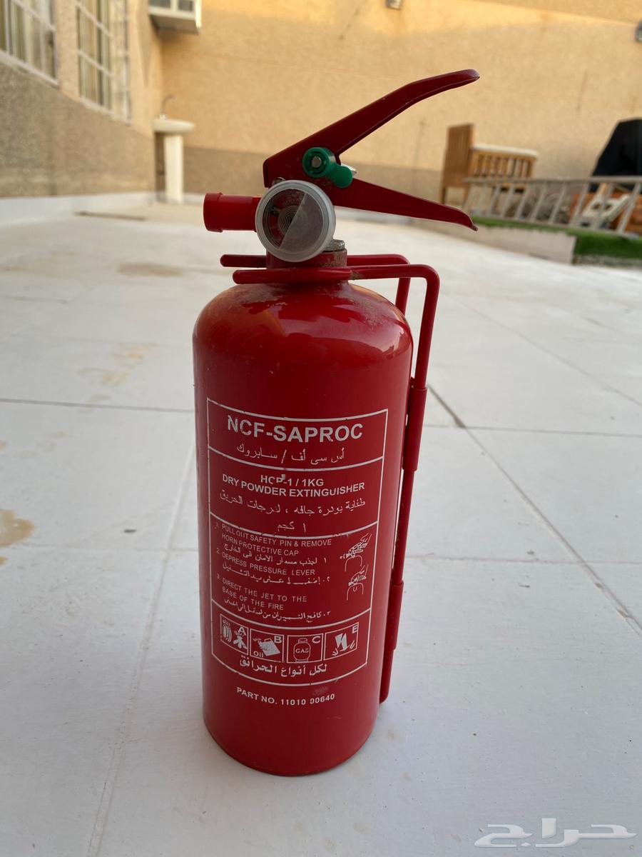 Fire extinguishers, fire buckets, mirror, and lamp63730503781121112