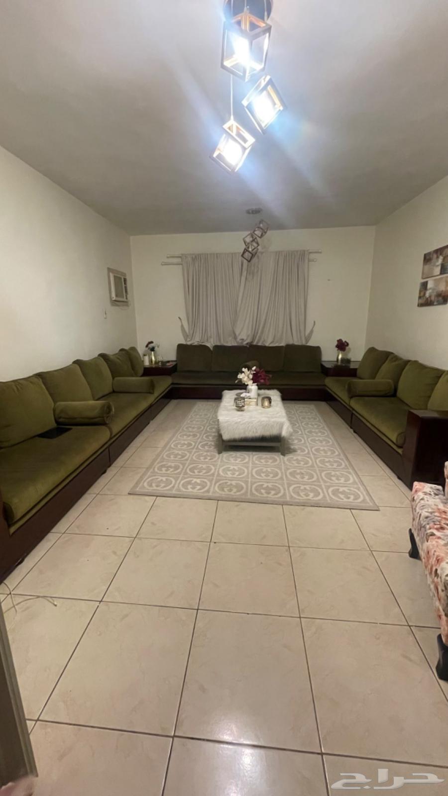 Sofa and table63730500197762110