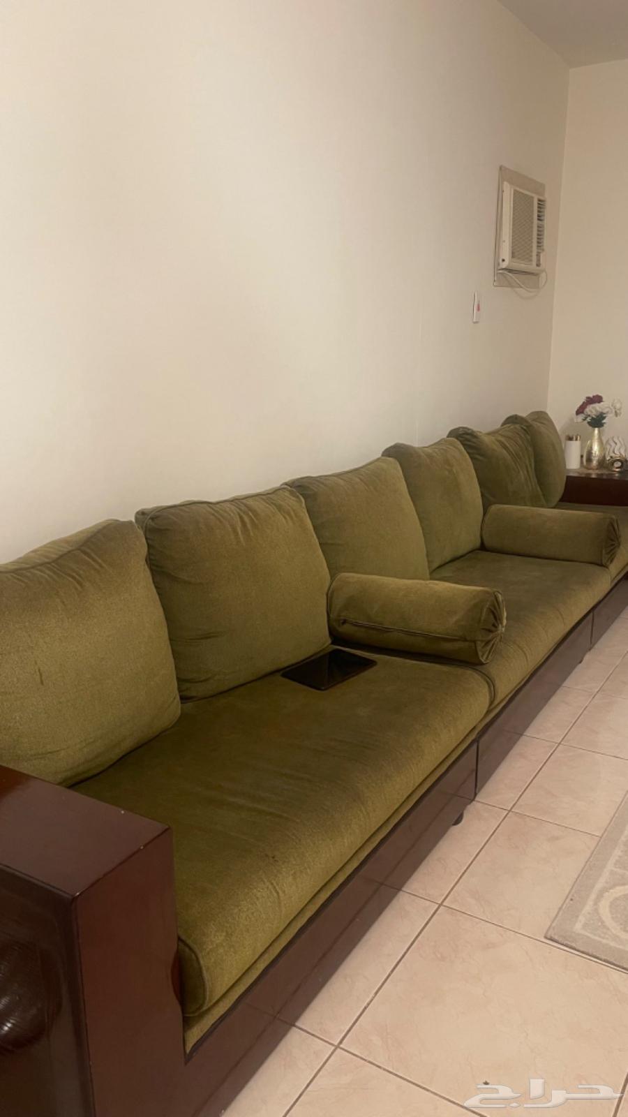 Sofa and table63730500197762111