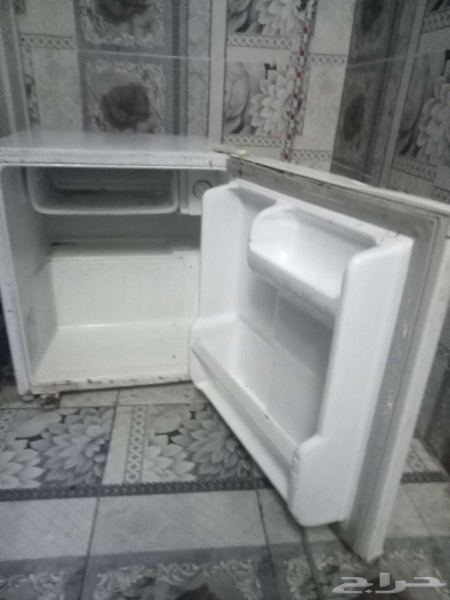 Mini fridge and two small tables63740284006531112