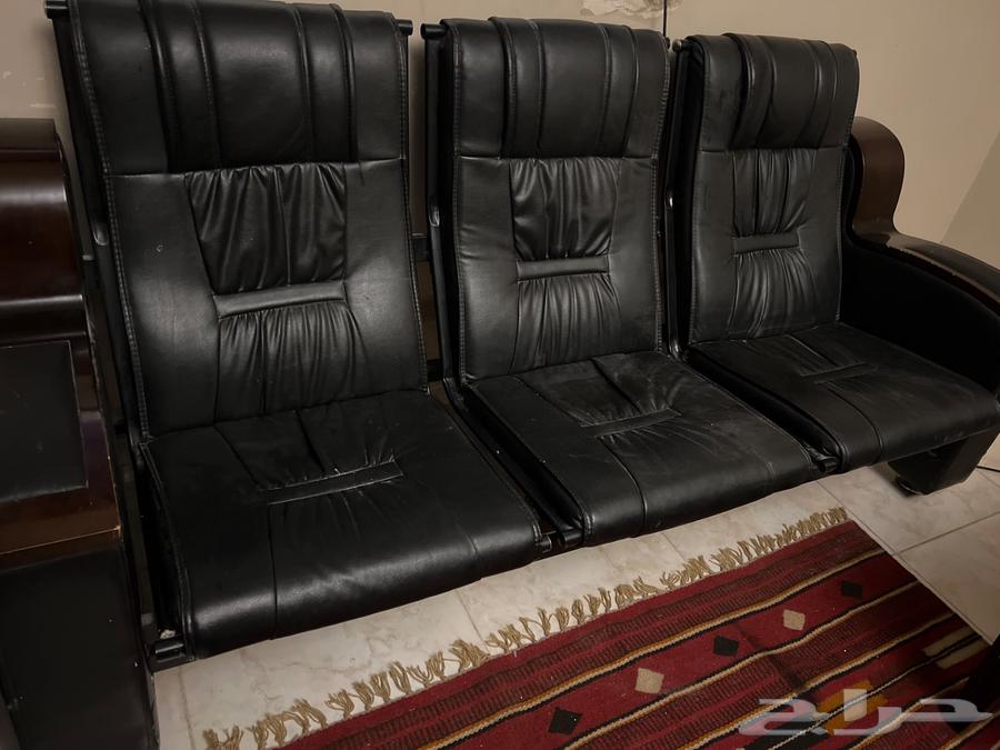 كنب جلد بني واسود مع طاولة خشبية63758528949121111