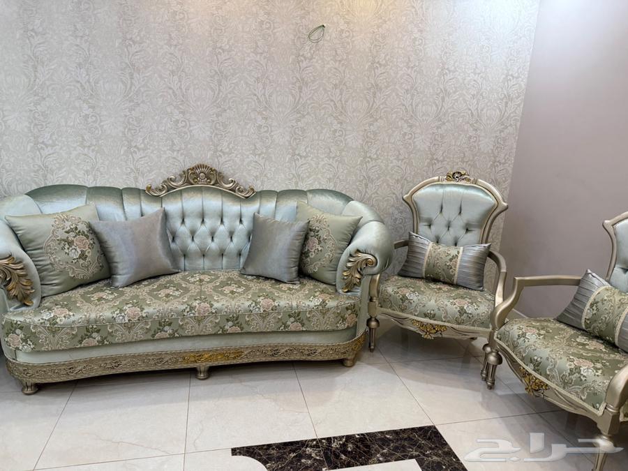 Very clean and lightly used 14-person classic sofa at a very attractive price63753336705025112