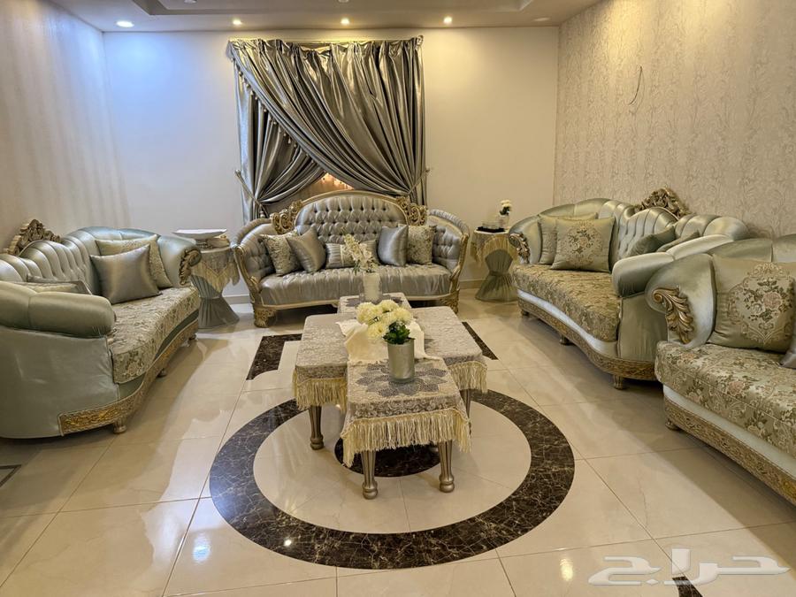 Very clean and lightly used 14-person classic sofa at a very attractive price63753336705025111