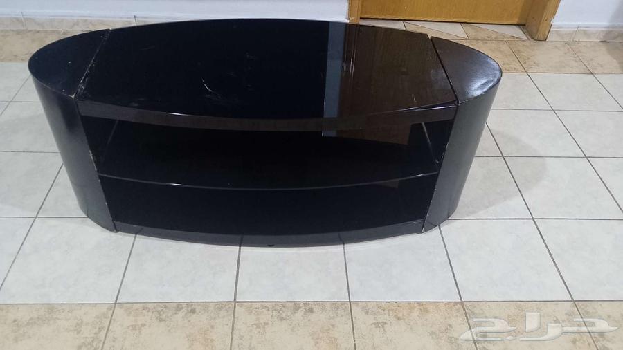 طاولة تلفزيون بحالة جيدة للبيع63764764821507110