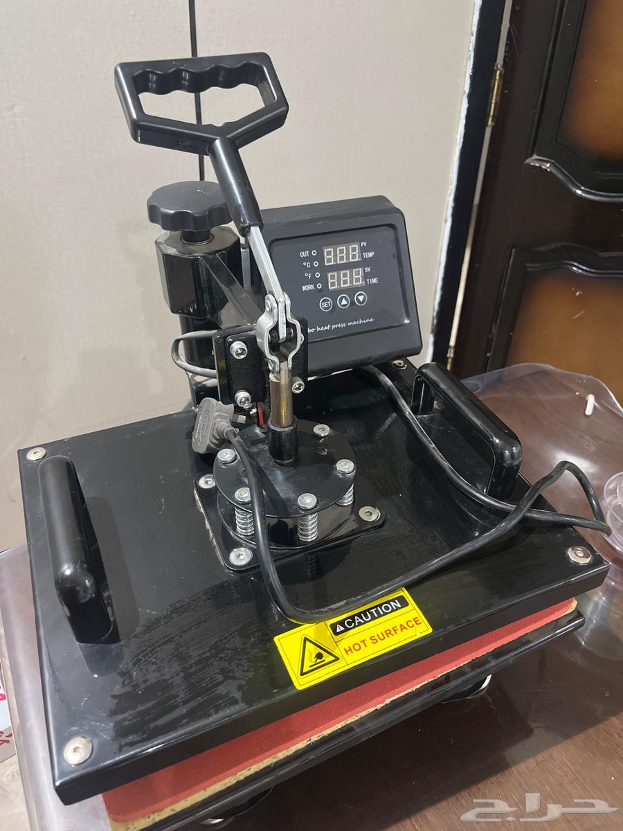 A thermal press that rotates 180 degrees with high temperature.63784215434498112