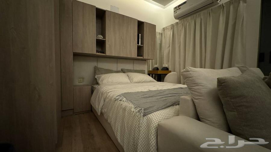 سرير خشب جوده عالية جدا  مع مربته مريحة من ايكيا63784916254082110