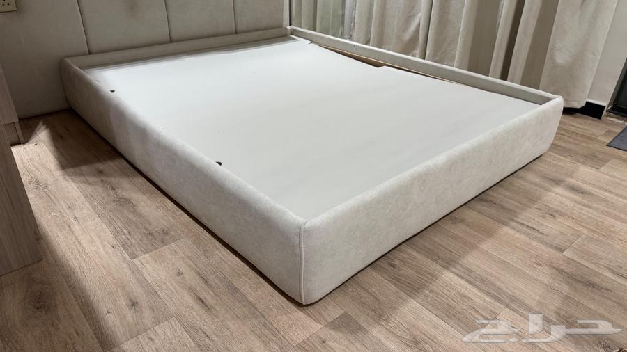 سرير خشب جوده عالية جدا  مع مربته مريحة من ايكيا63784916254082111