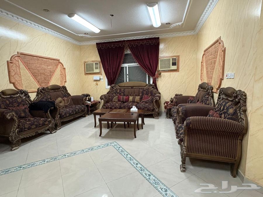 كنب وطاولات مستخدمه للبيع63784215560963111