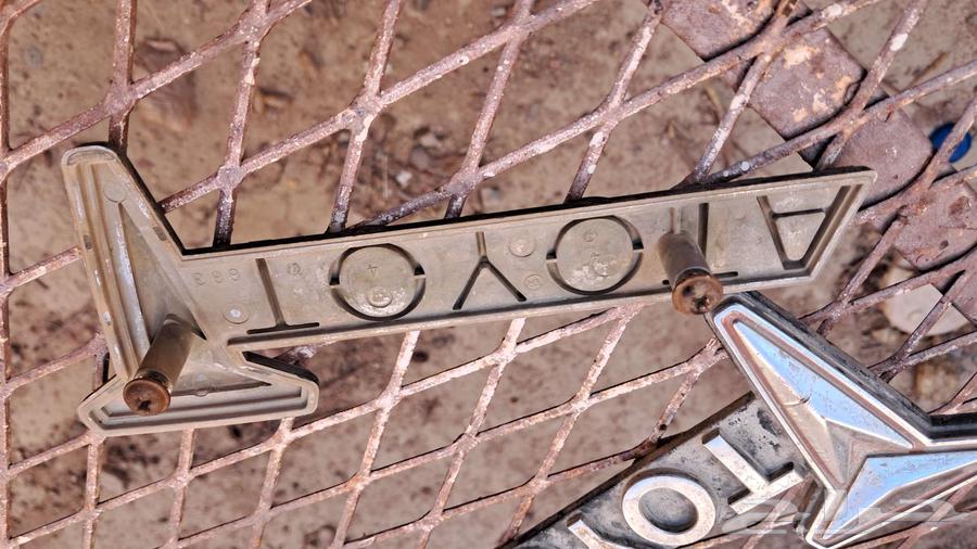 Toyota Hilux 85 84. and 79. 81 front grille mark63972030190211113