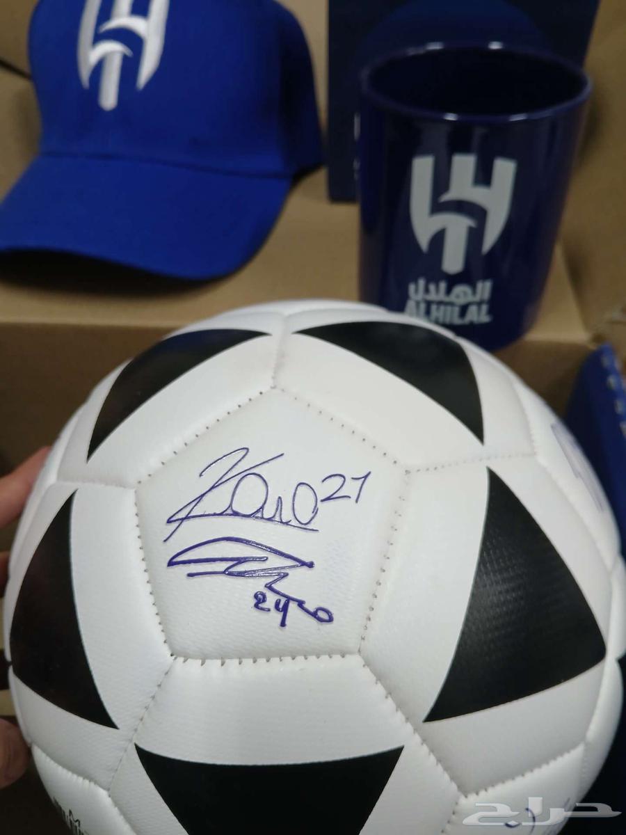 Curtains signed by players of the Saudi Al-Hilal Club with boxing gloves63935635841666113