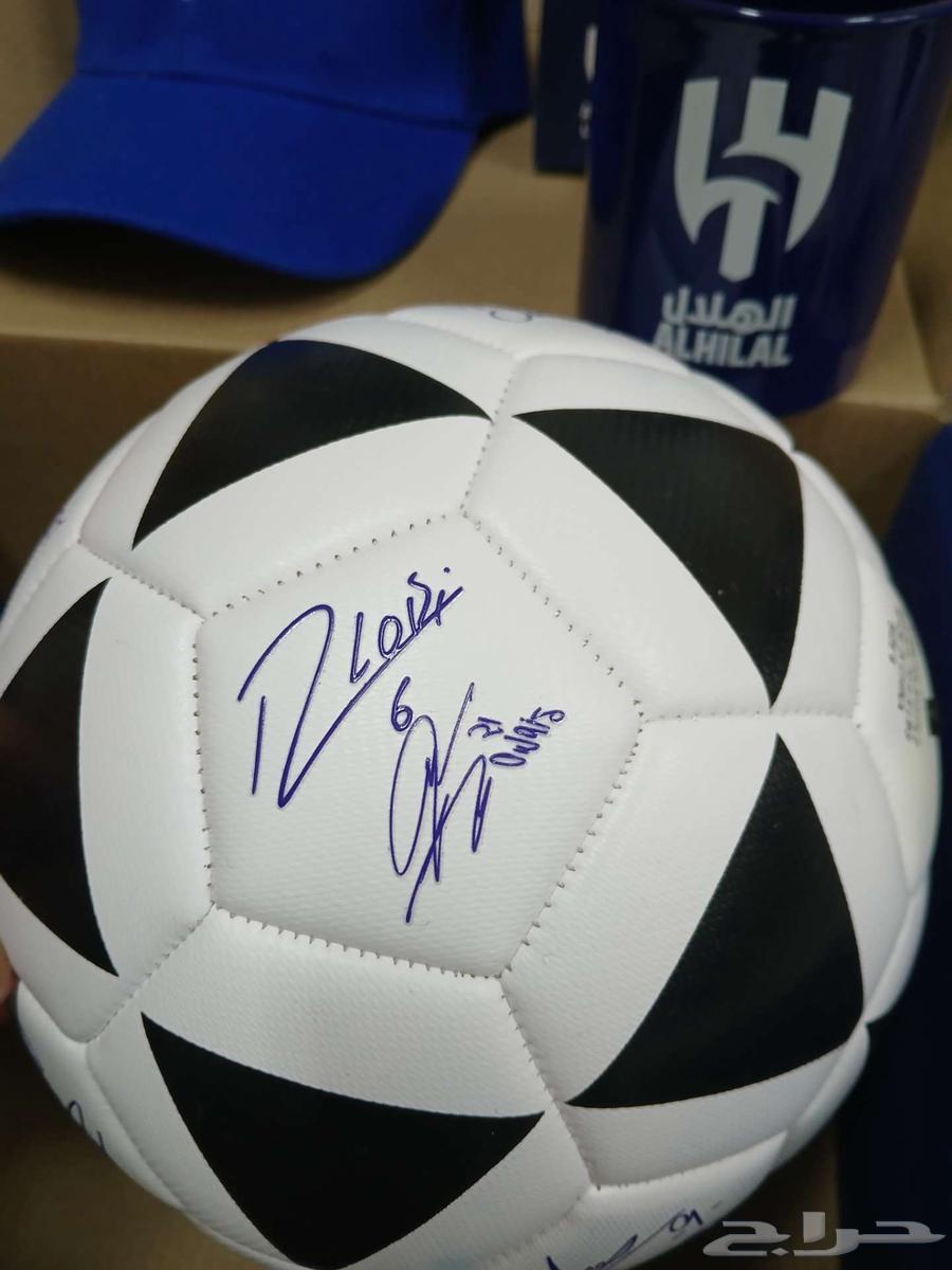 Curtains signed by players of the Saudi Al-Hilal Club with boxing gloves63935635841666112