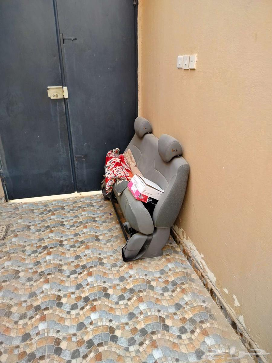 كنبة سيارة خلفيه للبيع او البدل بكرسى64226930109442111