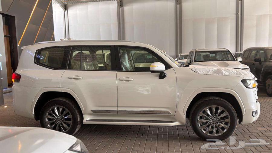 لاندكروزر GXR L4 ابيض لؤلؤي وارد عبداللطيف جميل64239487592962113