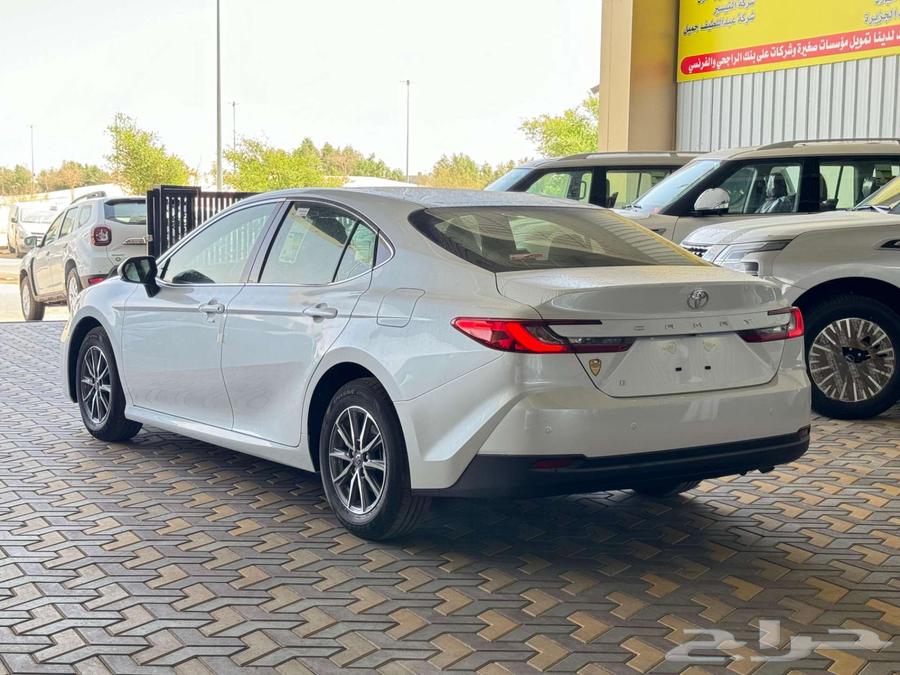 تويوتا كامري E بنزين 2025 البيع كاش واقساط64246925959682114