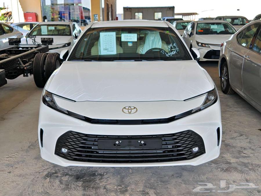 تويوتا كامري E ستاندر بنزين 2025 ( تيتانيوم - ابيض )64352366196099110