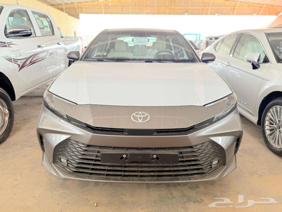 تويوتا كامري E ستاندر بنزين 2025 ( تيتانيوم - ابيض )64352366196099111