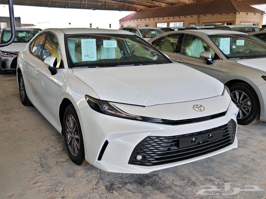 تويوتا كامري E ستاندر بنزين 2025 ( تيتانيوم - ابيض )64352366196099112