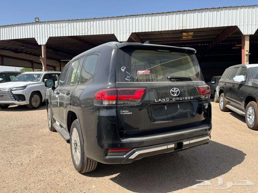 لاند كروزر رقم 4 بنزين قسطها معانا الان64354179120771112