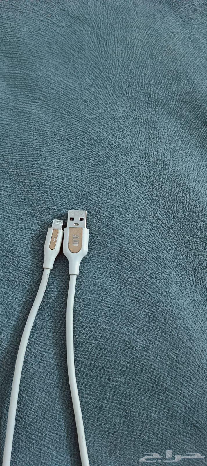 Original iPhone earphones with their original case64141542574081114