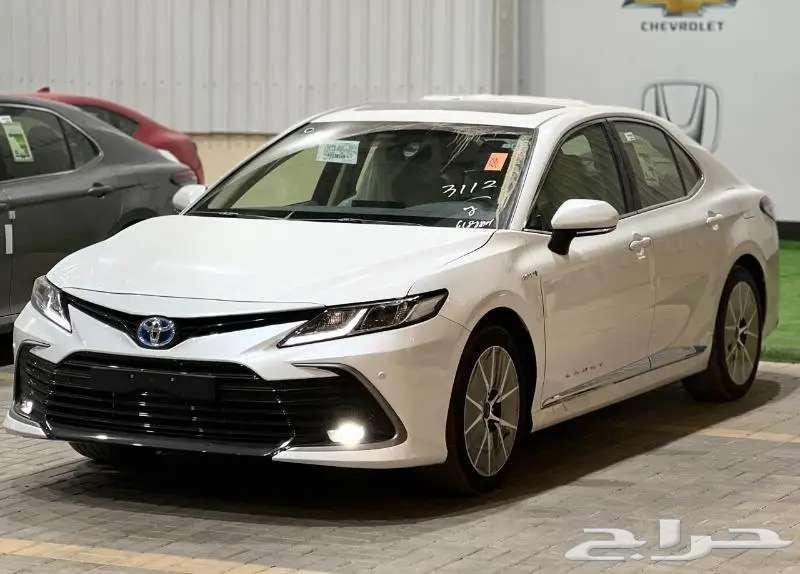 كامري LE فتحة سقف بانوراما أبيض هايبرد وبنزين 2025 اقل سعر64367639649283112