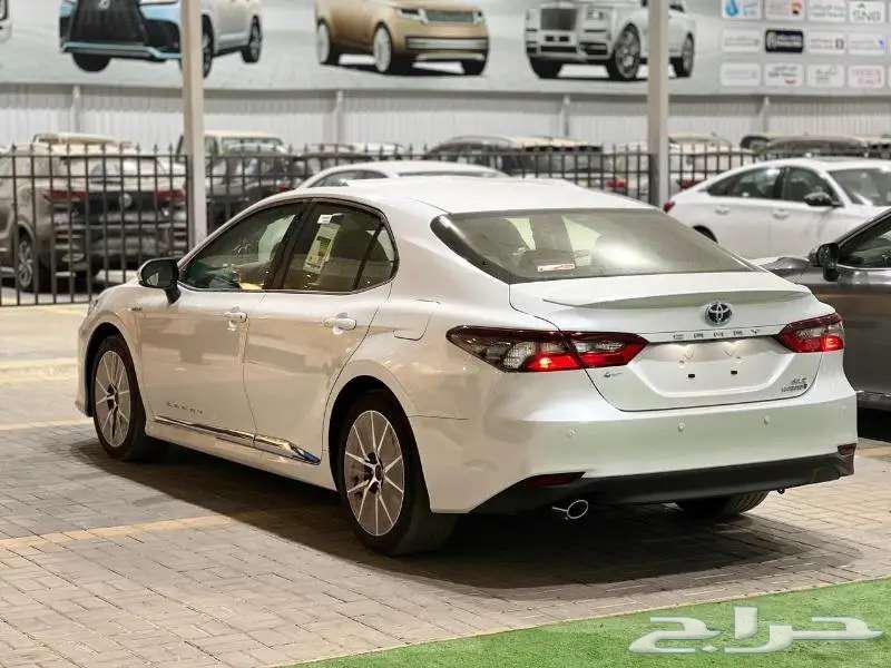 كامري LE فتحة سقف بانوراما أبيض هايبرد وبنزين 2025 اقل سعر64367639649283113