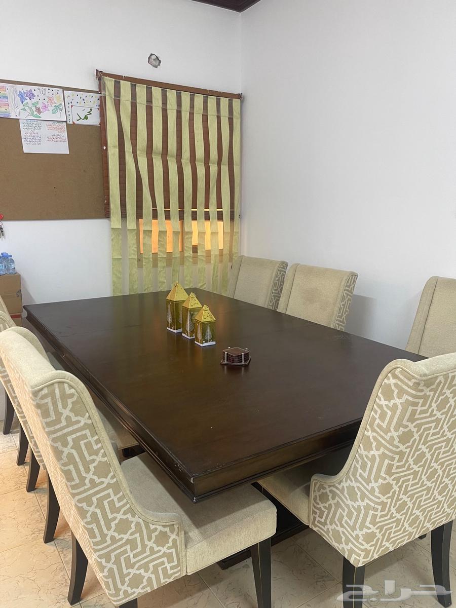 Wooden dining table64147341182466112