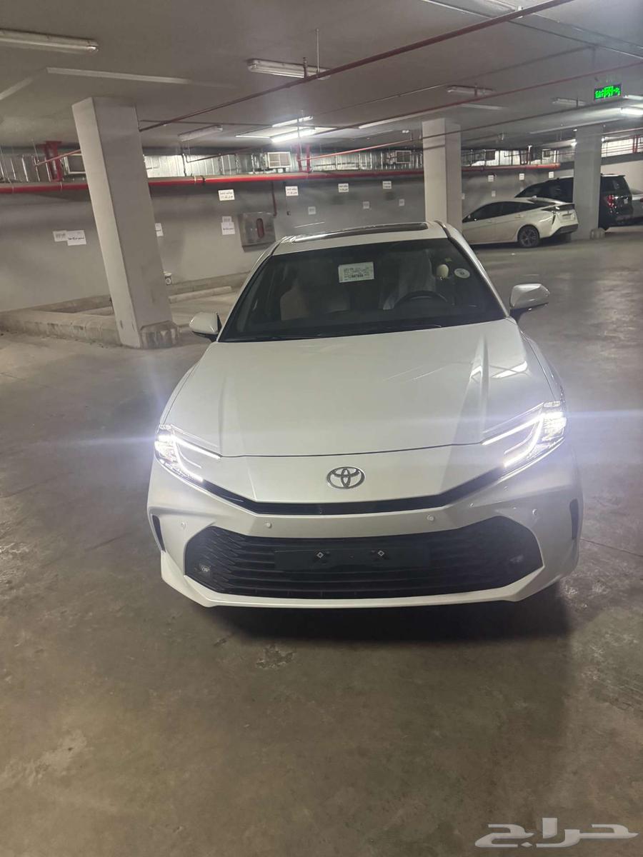 تويوتا كامرى ال اى بنزين سعودى 2025 ابيض64367945648003110