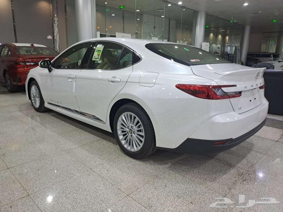 كامري LE بنزين فتحة لون أبيض 202564362438481666112