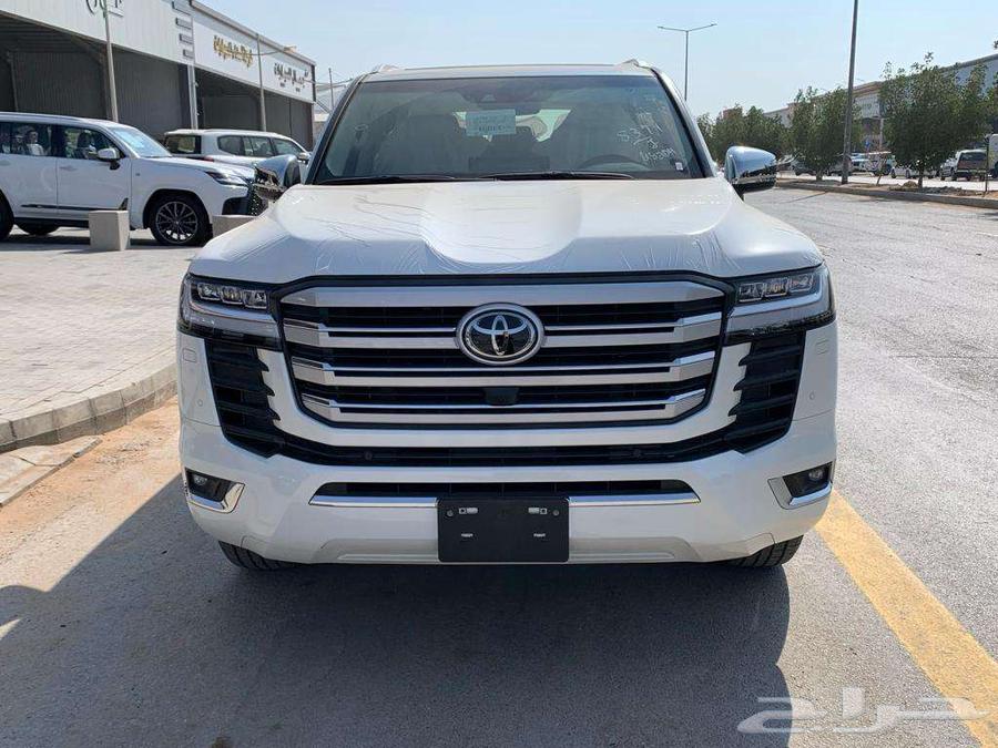 تويوتا لاندكروزر VX بنزين موديل 202464365776556545110