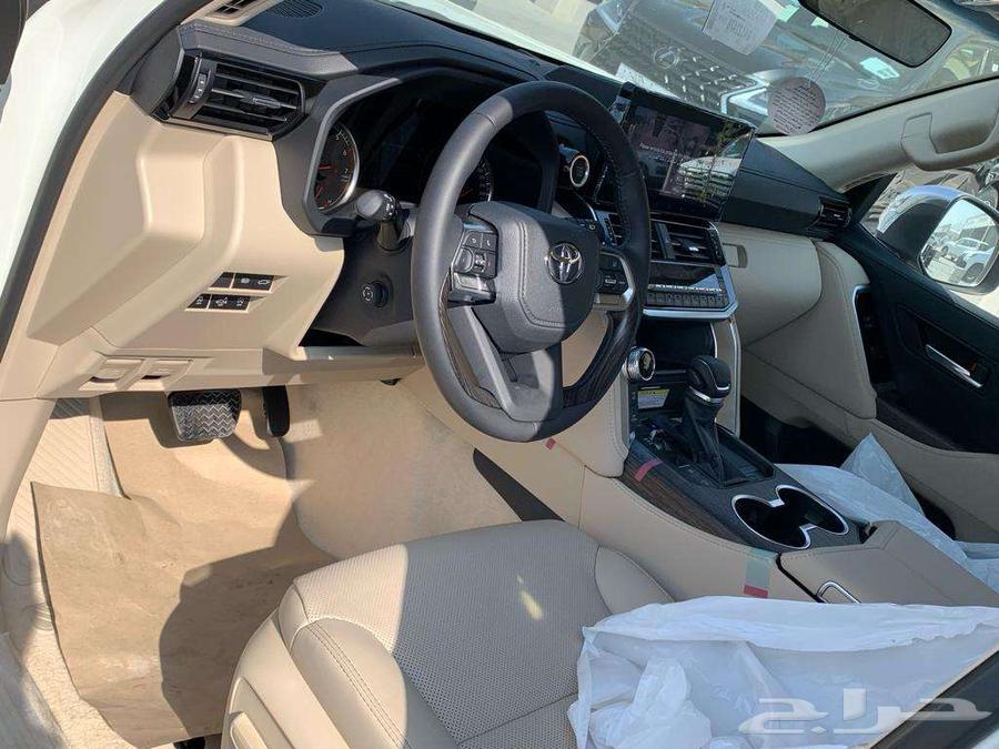 تويوتا لاندكروزر VX بنزين موديل 202464365776556545113
