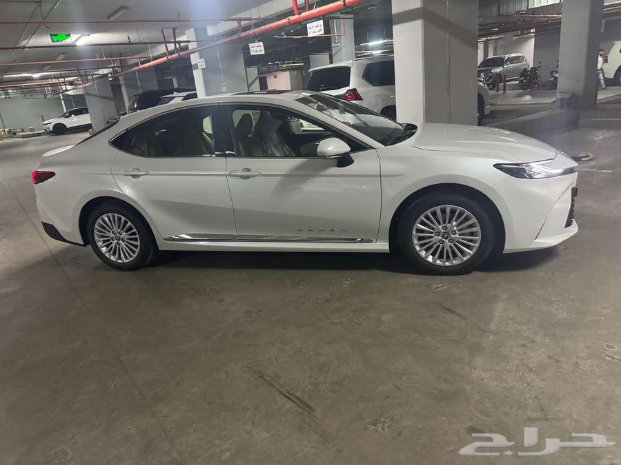 تويوتا كامرى ال اى بنزين سعودى 2025 ابيض64367945648003113