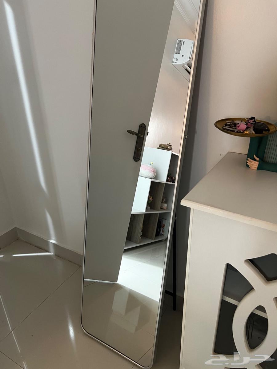 Clean table and mirror for sale64162373713409113