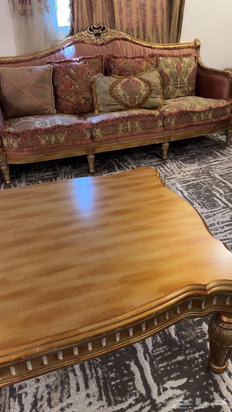 طقمين كنب 8 قطع و4 طاولات من المطلق للأثاث السعر 400064379094017411110