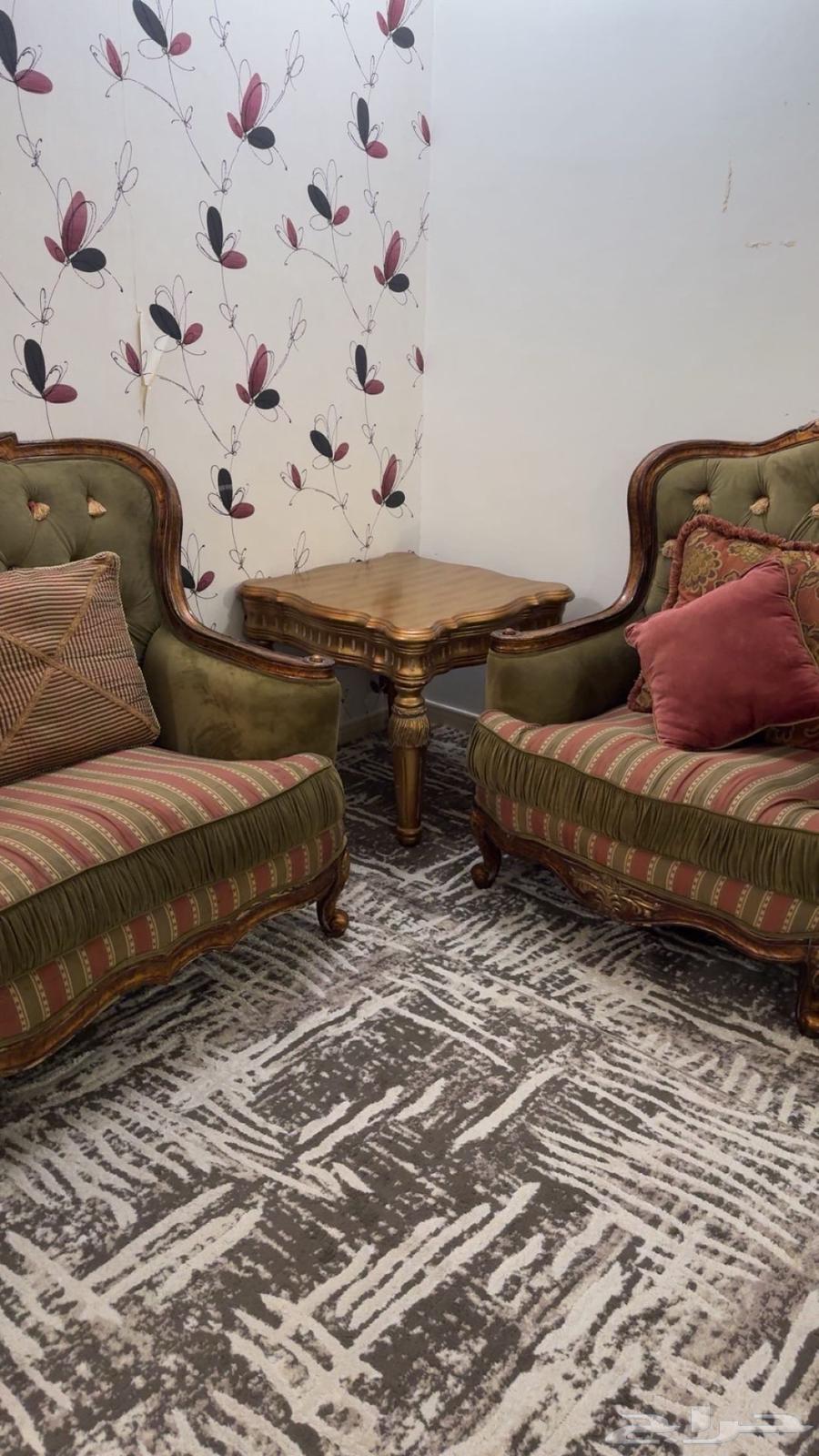 طقمين كنب 8 قطع و4 طاولات من المطلق للأثاث السعر 400064379094017411111