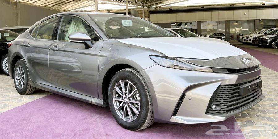 تويوتا كامري بنزين E موديل 202564381013034881112