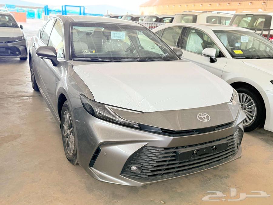 تويوتا كامري E ستاندر بنزين 2025 ( تيتانيوم - ابيض )64374259885954114
