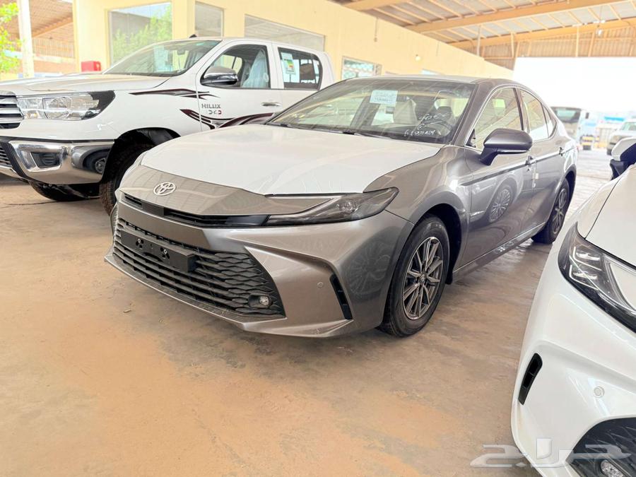 تويوتا كامري E ستاندر بنزين 2025 ( تيتانيوم - ابيض )64374259885954112
