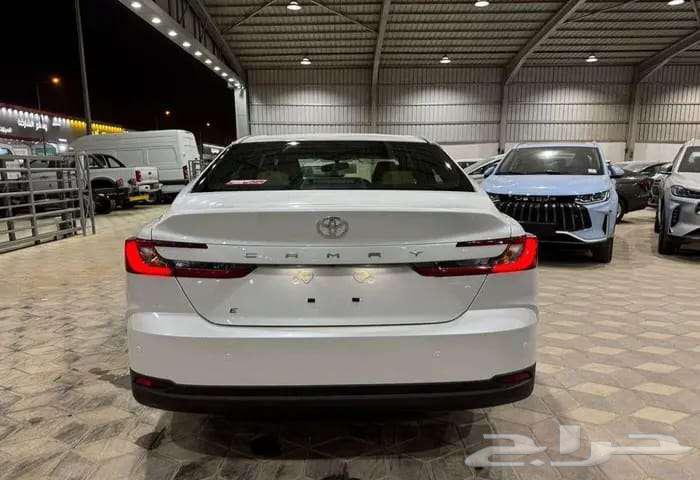 تويوتا كامرى E استندر بنزين 2025 ابيض64387424787587112