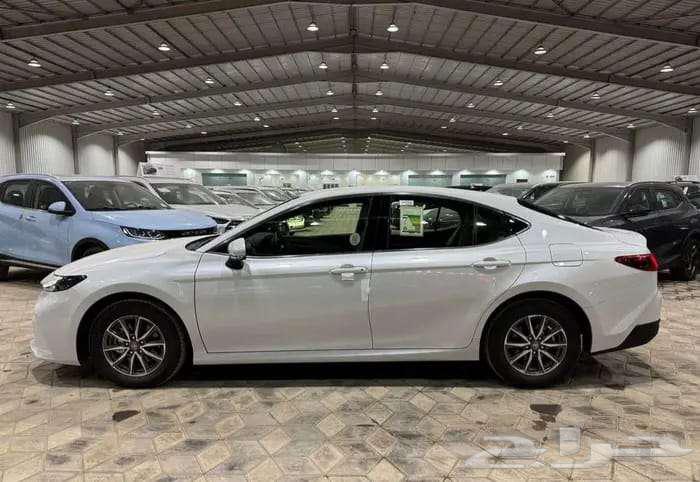 تويوتا كامرى E استندر بنزين 2025 ابيض64387424787587111