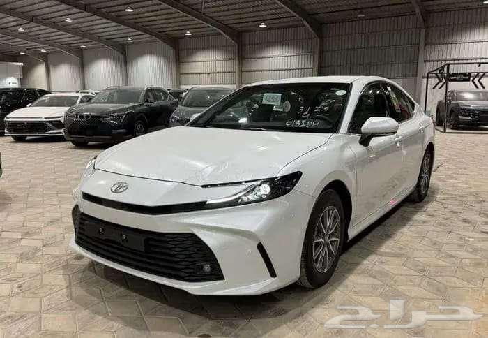 تويوتا كامرى E استندر بنزين 2025 ابيض64387424787587110