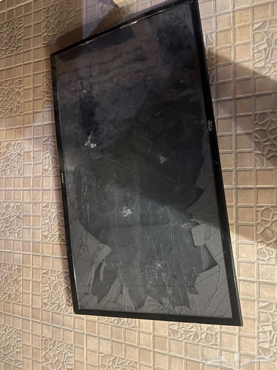 Two dismantled screens64187532055427110