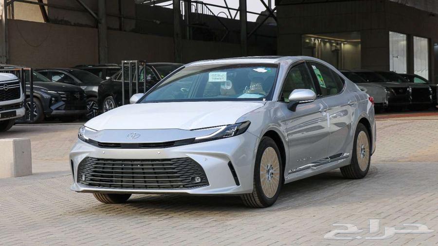 تويوتا كامري نص فل بنزين 2025 لون فضي كاش64388287689858110