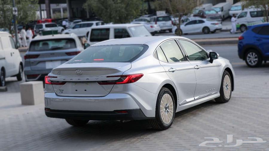 تويوتا كامري نص فل بنزين 2025 لون فضي كاش64388287689858114