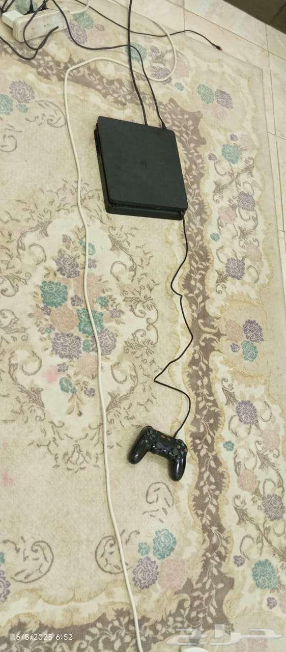 بلاي ستيشن 4 نظيف بحاله الوكاله مع يده64238697757187114