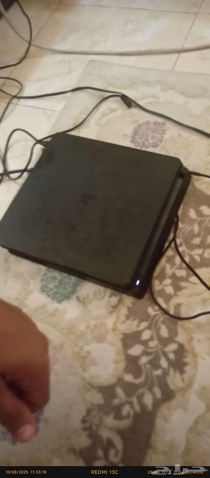 بلاي ستيشن 4 نظيف بحاله الوكاله مع يده64238697757187112