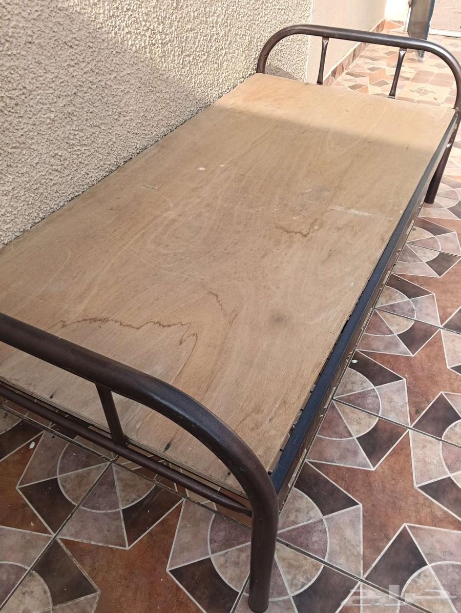 للبيع مجلس ارضي نظيف جدا وسرير حديد بالإضافة إلي قطعه خشب64225774048641111