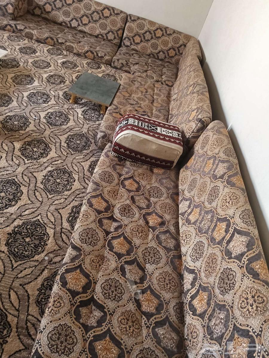 للبيع مجلس ارضي نظيف جدا وسرير حديد بالإضافة إلي قطعه خشب64225774048641110