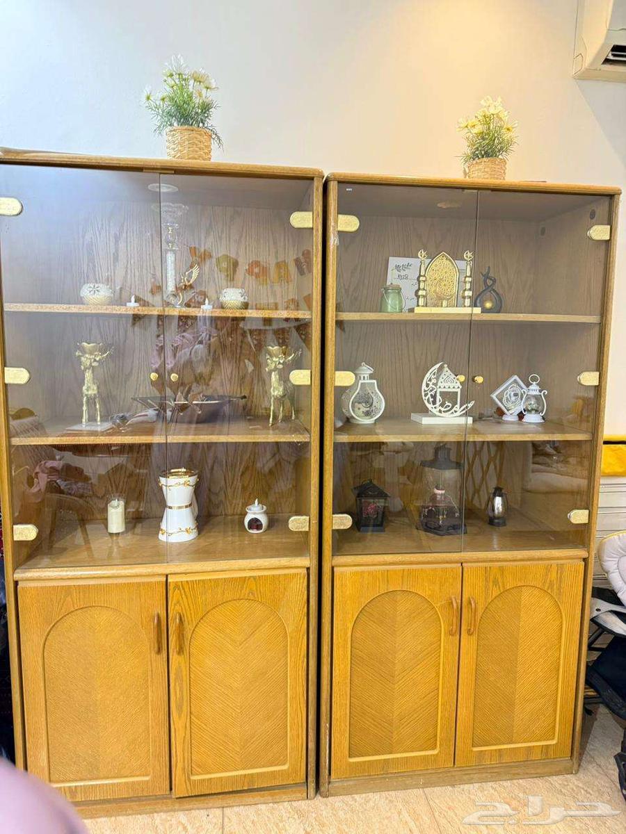 دولاب عرض خشب مع إنارة   نظيف جدا  Wooden Display Cabinet64223978465283111